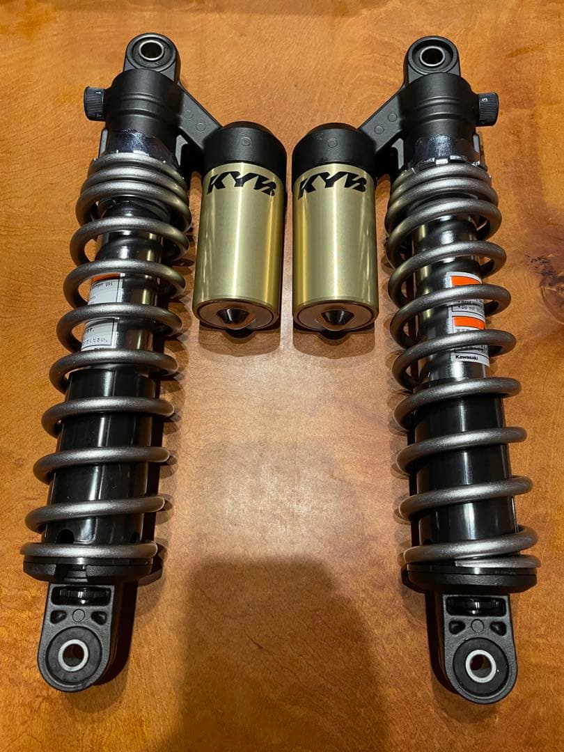 KYB カヤバ製　リアサスセット　新品