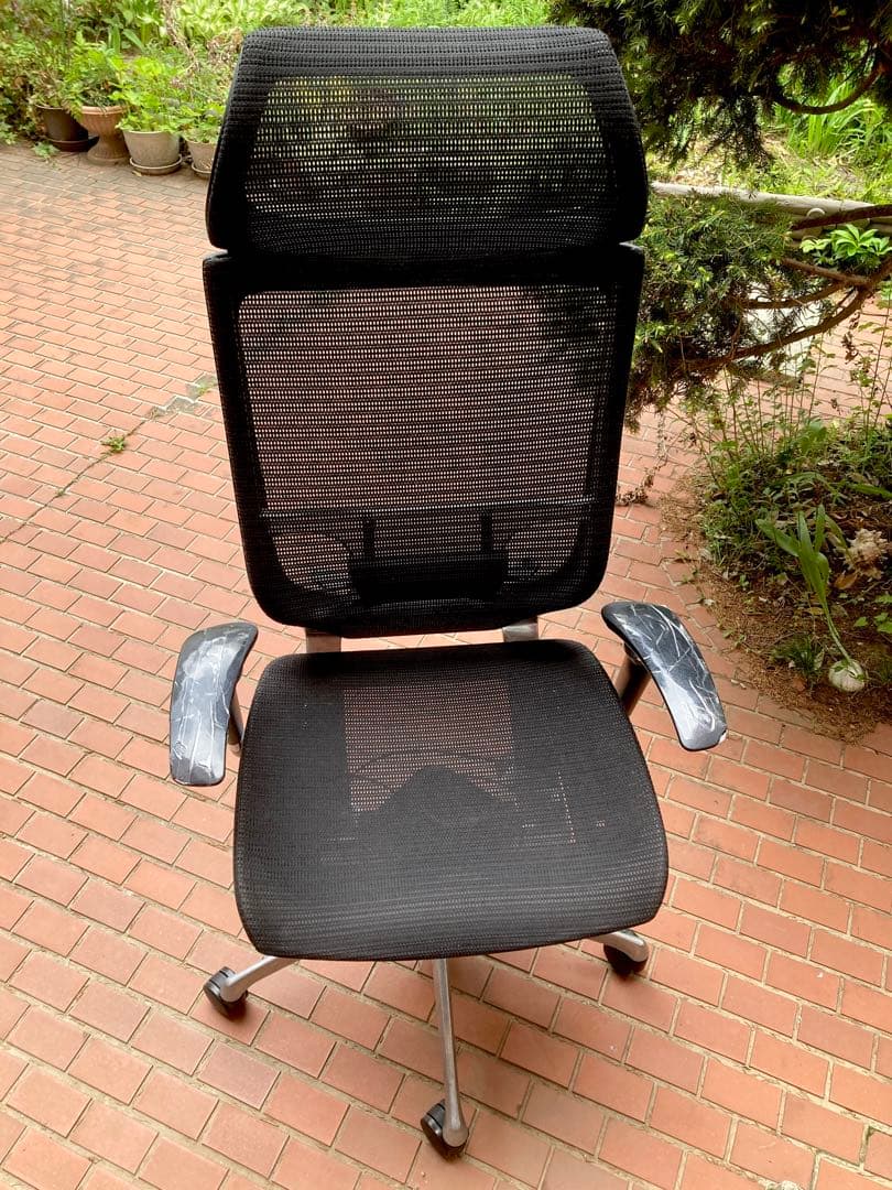 オカムラ　バロンチェア　エクストラハイバック　肘パッドに割れあり