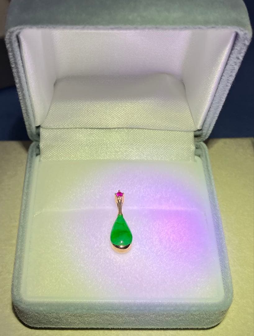 翡翠（ロウカン）とルビーの涙型ペンダントトップ