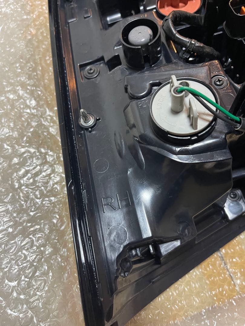 KZ14　三菱 デリカd5 右テールランプ 8330B138