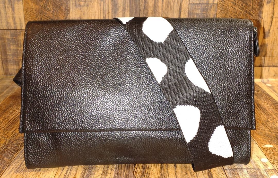 黒のレザー風ショルダーバッグ、ボディバッグ