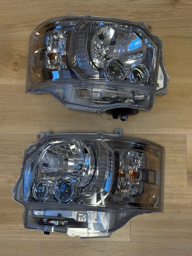 ハイエース　純正LEDヘッドライト